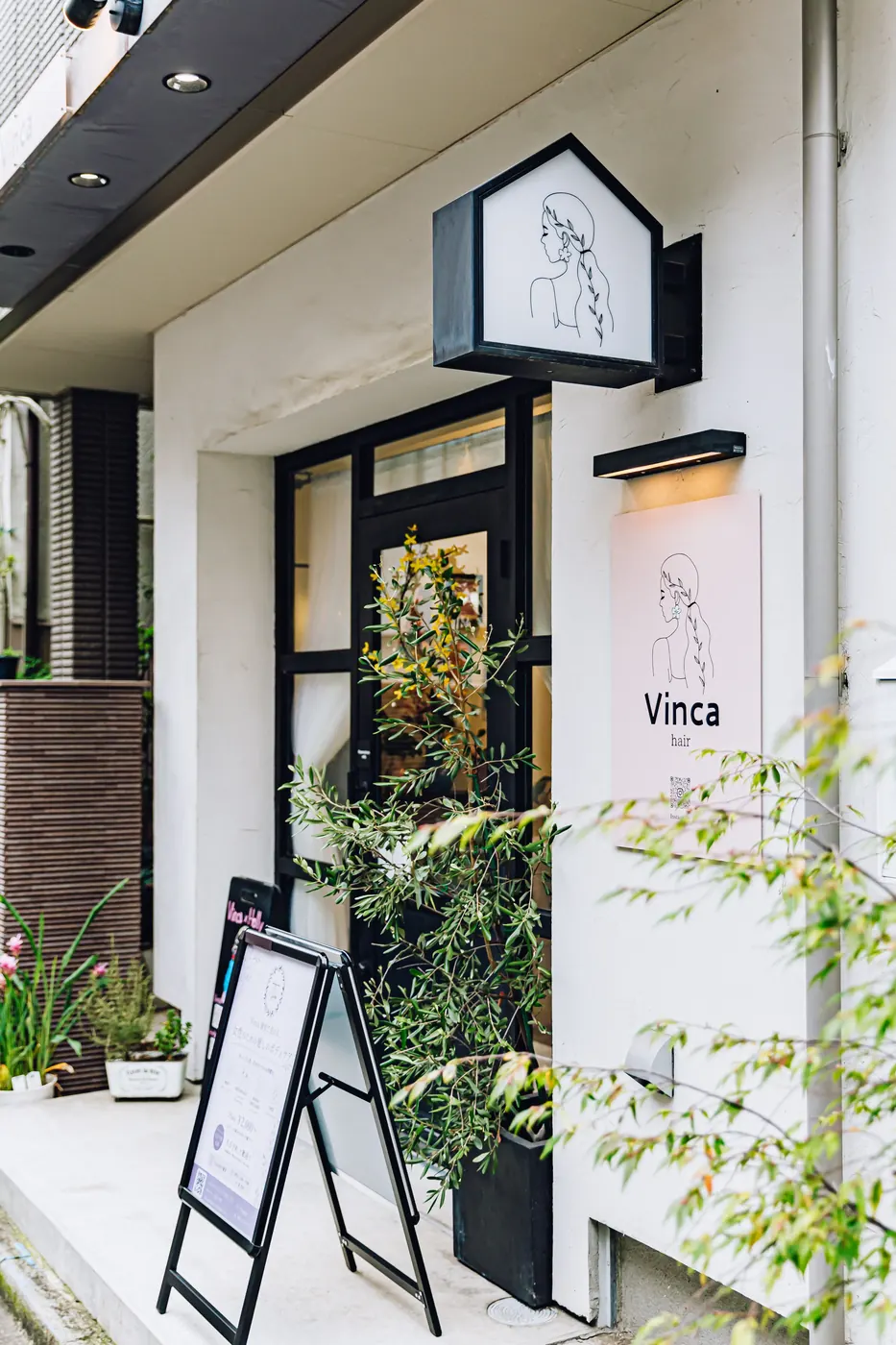 Vinca hair の看板とスタンド看板